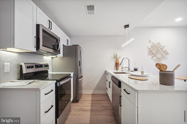 Building Photo - 1805 N Howard St Unit 208