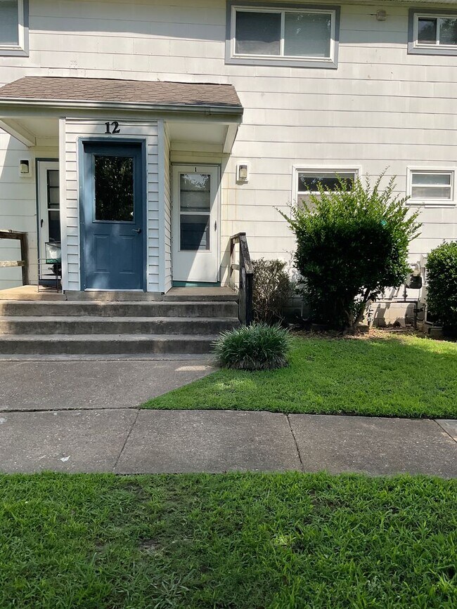 Photo - Absolutely Adorable two bedroom is move in ready! Unidad 12 Pollux Circle E. -Apt 1