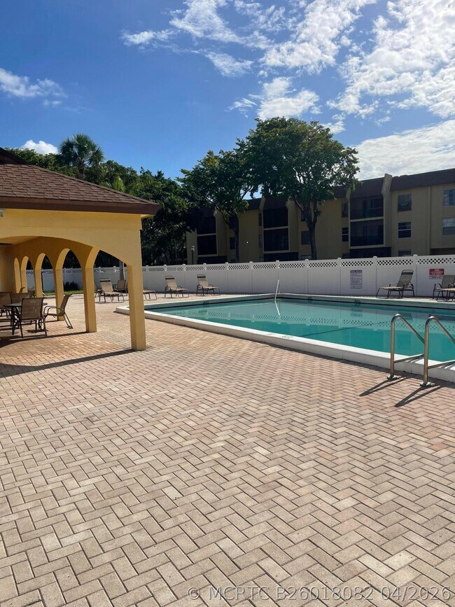 450 NW 20th St Unit 1010