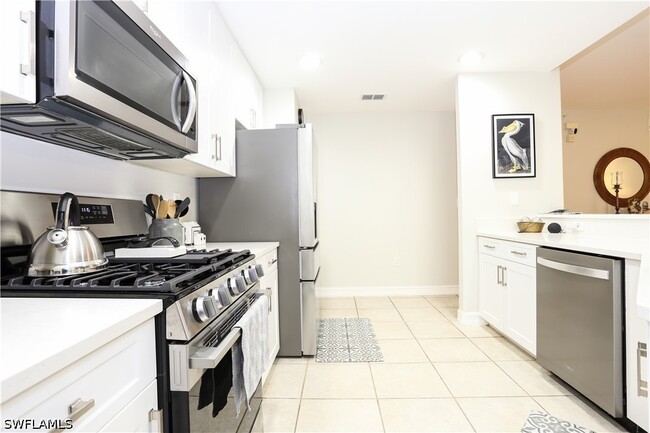 Building Photo - 1710 Tarpon Bay Dr S Unit 4