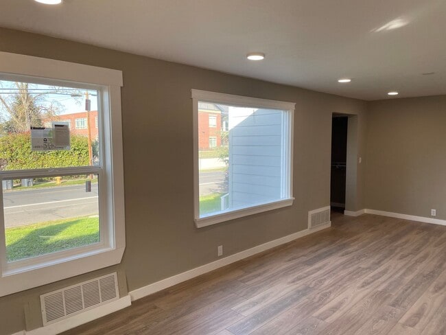 Photo - Newly Remodeled 2 Bedroom 1 Bathroom Home***A MUST SEE HOME***