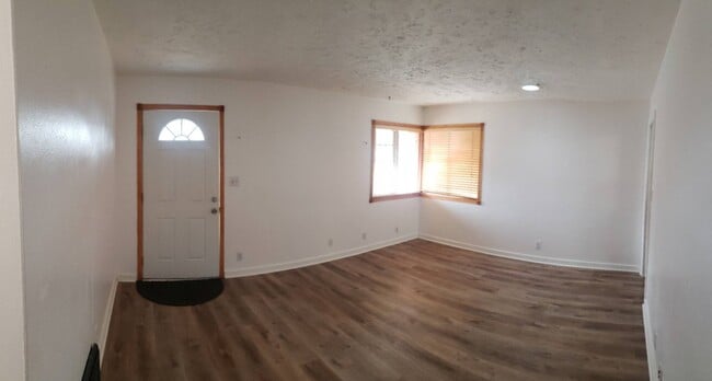 923 E Glass Ave