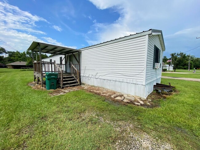 3-Bedroom Mobile Home in Iowa, LA - 3-Bedroom Mobile Home in Iowa, LA