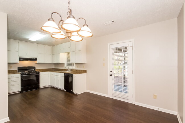Photo - 470 Rosehill Dr
