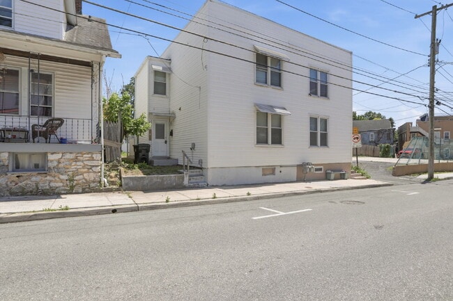 Building Photo - This well-maintained 4-bedroom, 2-bath duplex offers a spacious layout with all the comforts of h...