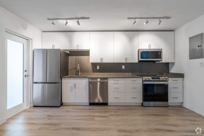 1BR, 1BA - 415SF - Kitchen