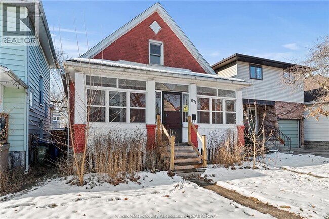 Photo - 977 Gladstone Ave