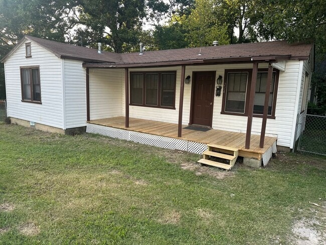 Building Photo - 2 Bedroom, 1 Bathroom Home w/ Fenced-In Ba...