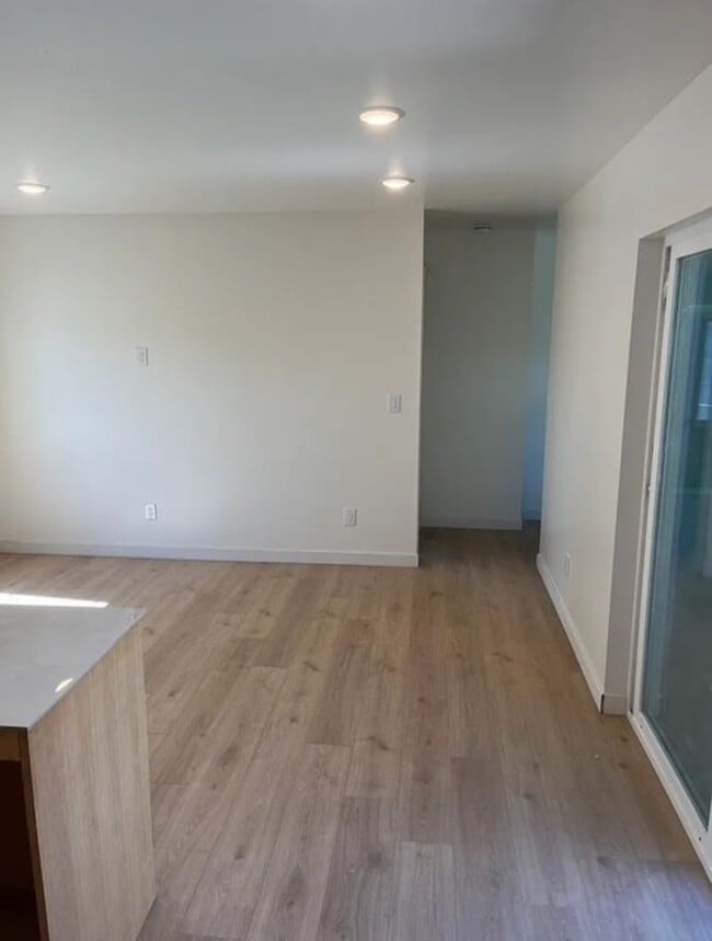 Photo - Modern 4 bed home Centrally located