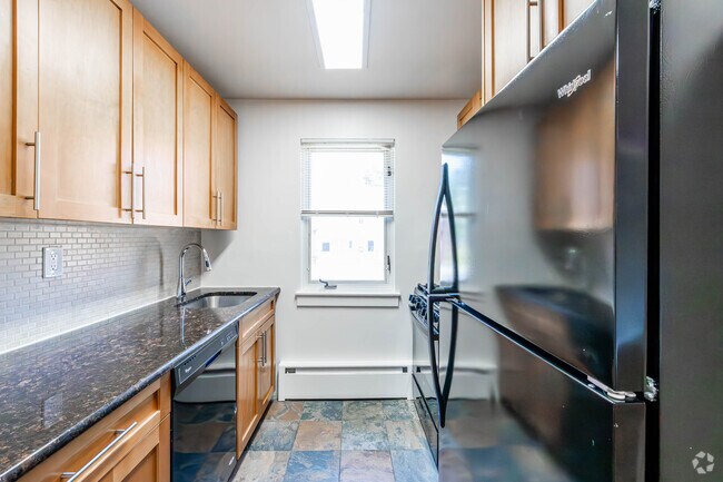 1BR, 1BA - 819SF - Kitchen