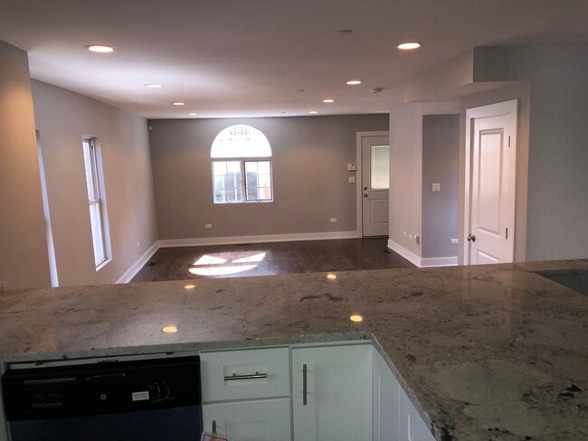 Photo - 1730 W Nelson St Unit CH