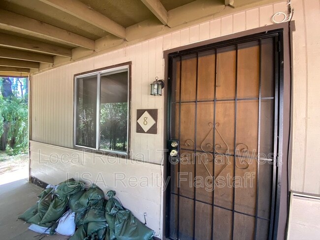 Building Photo - 2219 E Dortha Ave Unit Apt 8