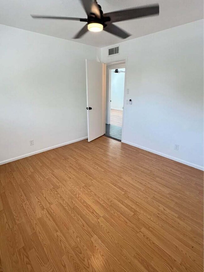 "Private Room with a shared bathroom (1 other room) locate in the Heart of Washington, UT!"