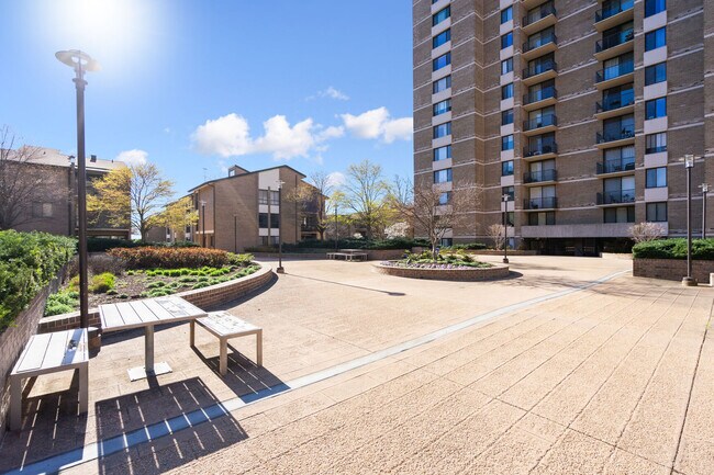 Photo - 102 Monroe St