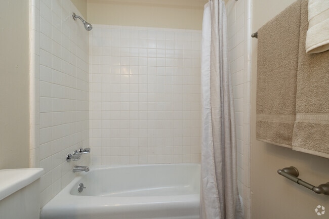 2BR, 1.BA - 800SF - Bathroom