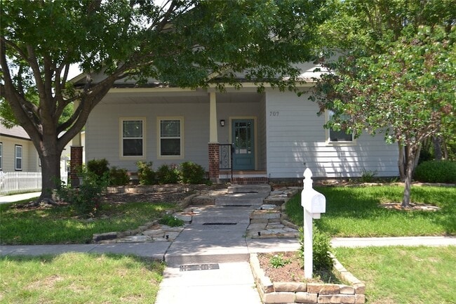 Building Photo - 709 Roberts St
