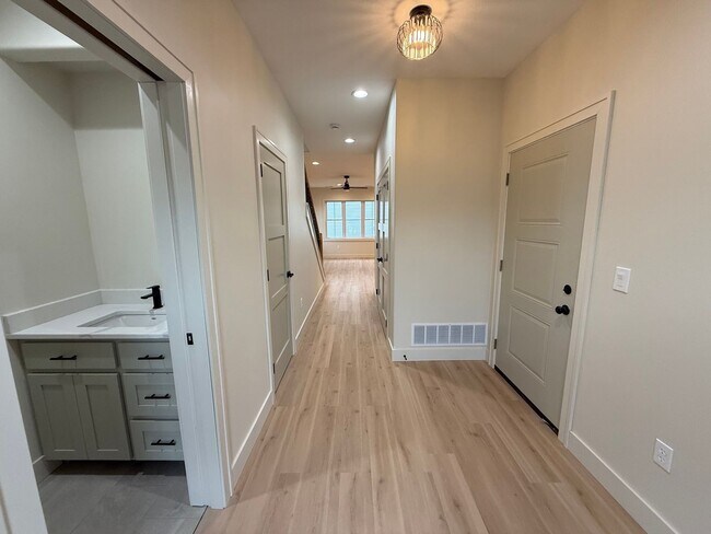 Photo - 6711-6715 New Town Ave. Unidad 6715 New Town Ave.