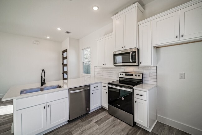 Photo - 8409 Schneider St