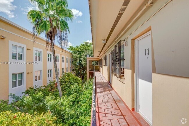 Building Photo - 542 NW 8th St Unit 12 Rental