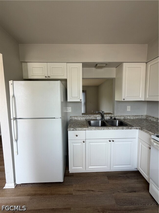 Photo - 1920 W Lakeview Blvd Unit 4