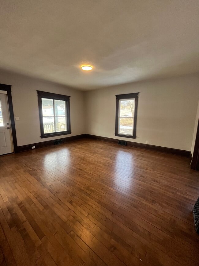 Photo - 122 Leffert St