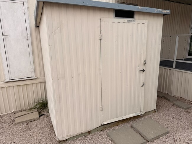 Building Photo - 3601 E Wyoming Ave