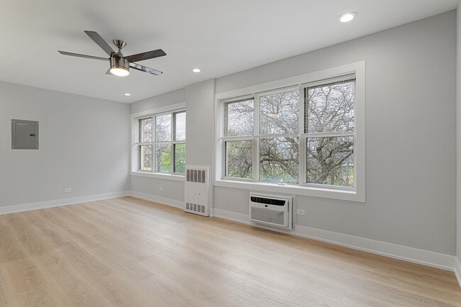 Photo - 7070 N Sheridan Rd