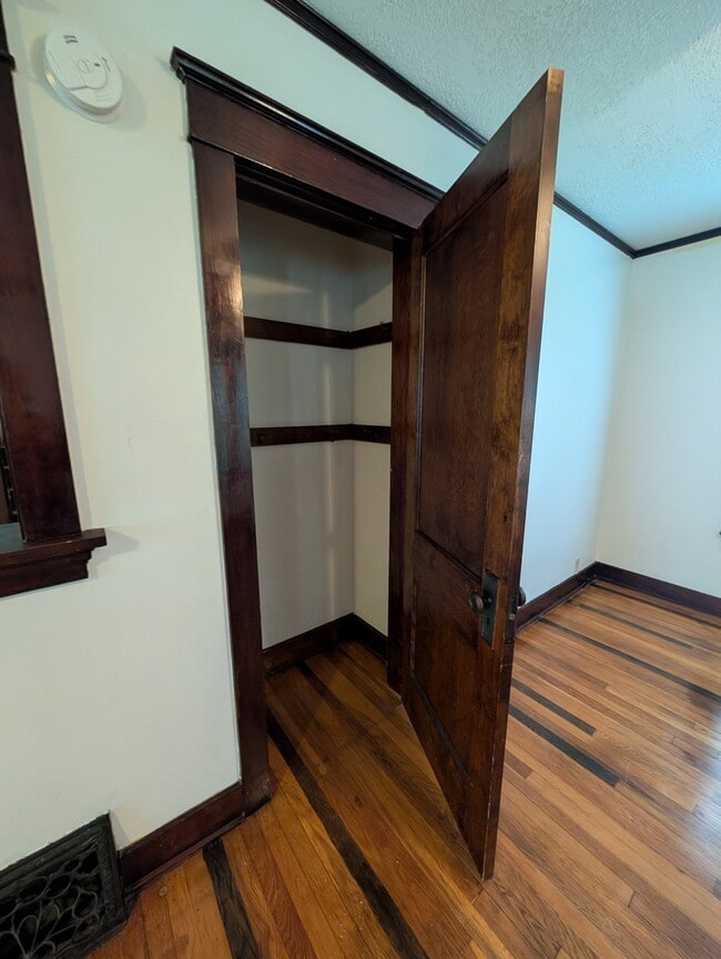 Photo - 214 SW Broadmoor Ave