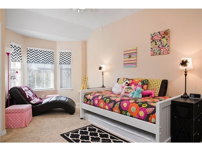 Photo - AVAILABLE FOR AUGUST PRE-LEASE!! 4 Bed 4 Bath in River Oaks Community!