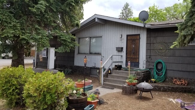Building Photo - 080-471 Clay Triplex, Bend Unit 080-471-A Clay Rental