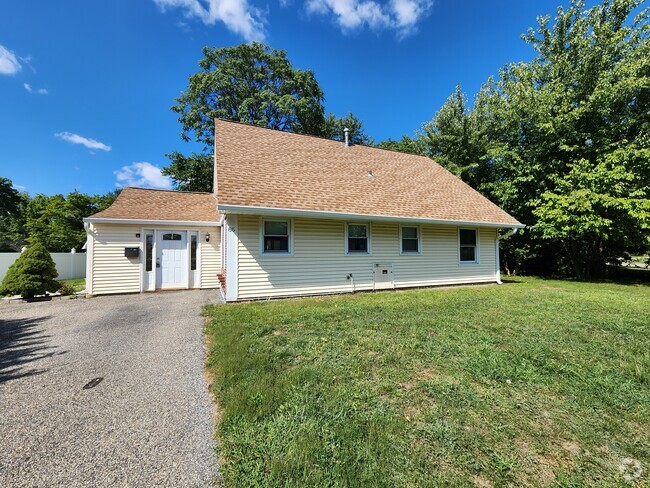 Building Photo - 85 Pheasant Ln Rental