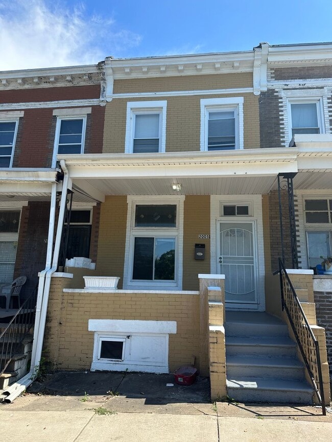 Building Photo - Spacious Rooms! Hardwood Flooring Througho...