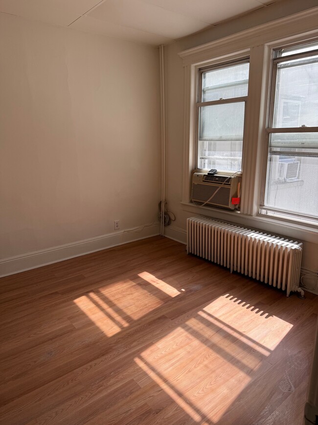 Building Photo - 1650 John St Unit 1