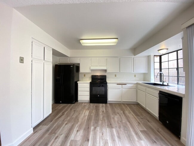 Photo - 3Bd/2.5Ba 2 Story House in Shadowridge!