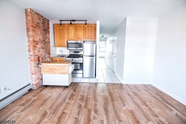 Photo - 220 E Broad St Unit Apt3