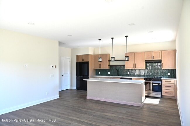 Photo - 502 Lattintown Rd