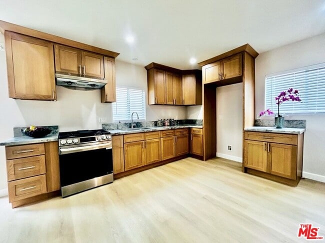 Building Photo - 2707 Kelburn Ave Rental