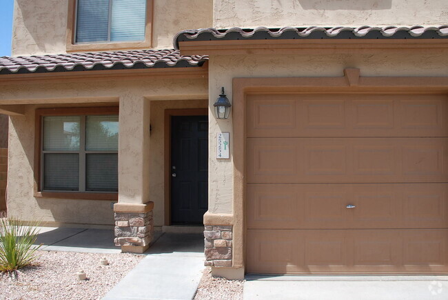 Building Photo - BIG Beautiful Buckeye Home