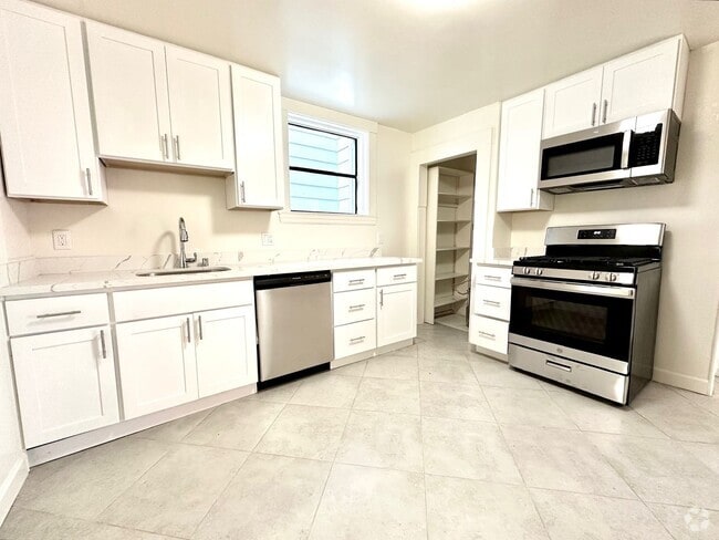 Building Photo - 362 Moultrie St Unit 362 ½ Rental