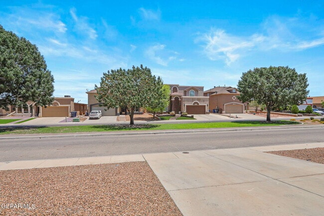 Photo - 2057 Shreya St
