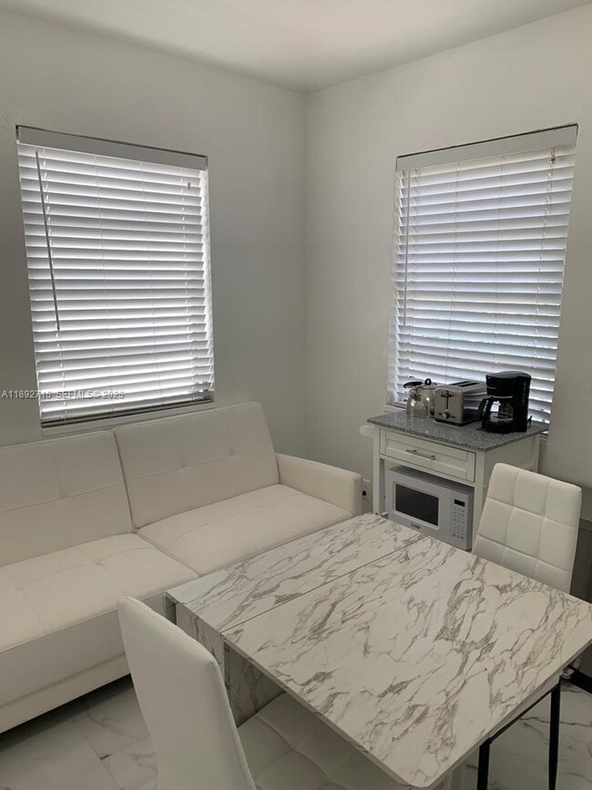 Building Photo - 545 Michigan Ave Unit 8