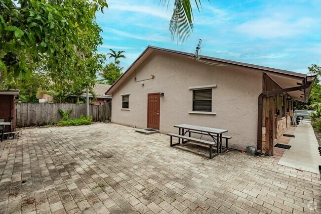 Building Photo - 1786 SW 22nd St Unit 3 Rental