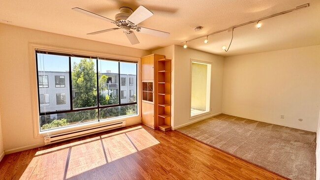Building Photo - Exceptionally Remodeled Top-Floor Bright Studio Unit D403