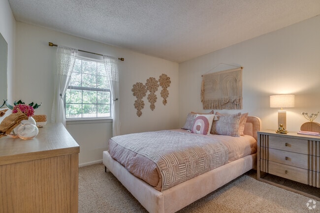 1BR, 1BA- 800SF - The Greens Of Bedford