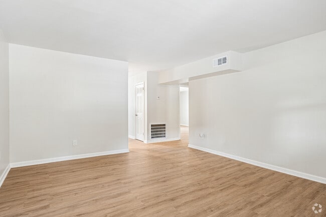 2BR, 1BA - 846SF - Living Room