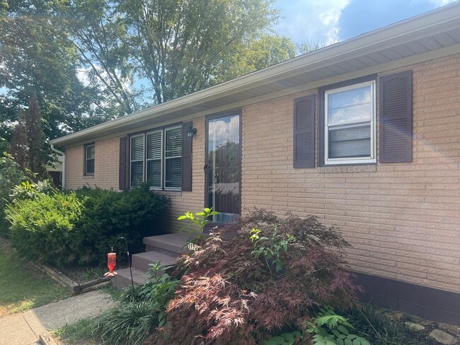 Building Photo - Brick Ranch located in Shelbyville