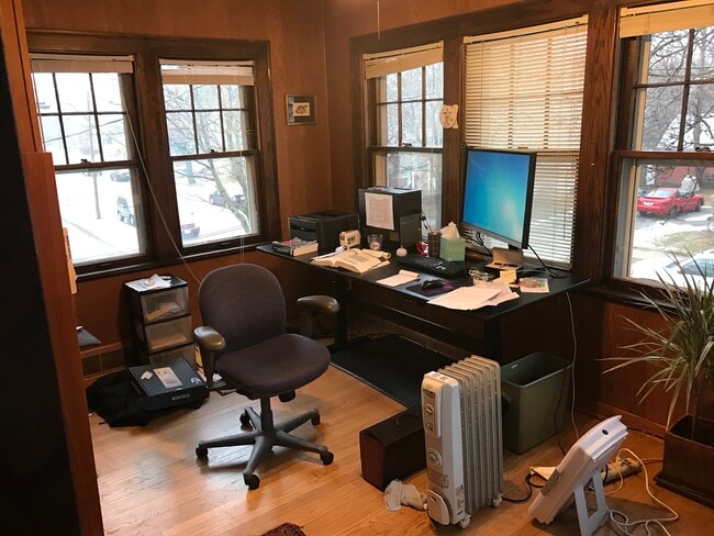 Oficina/Estudio/Tercer dormitorio - 1105 Emerald St Unidad 1107
