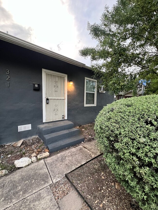 Charming One Bedroom Home In Prospect Hill - Charming One Bedroom Home In Prospect Hill