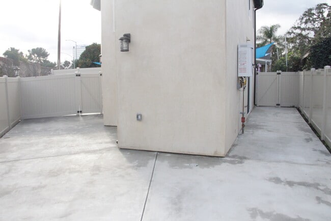 Photo - 15433 Huston St