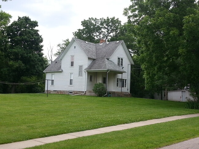 Building Photo - 421 E Lake St Unit Gardn